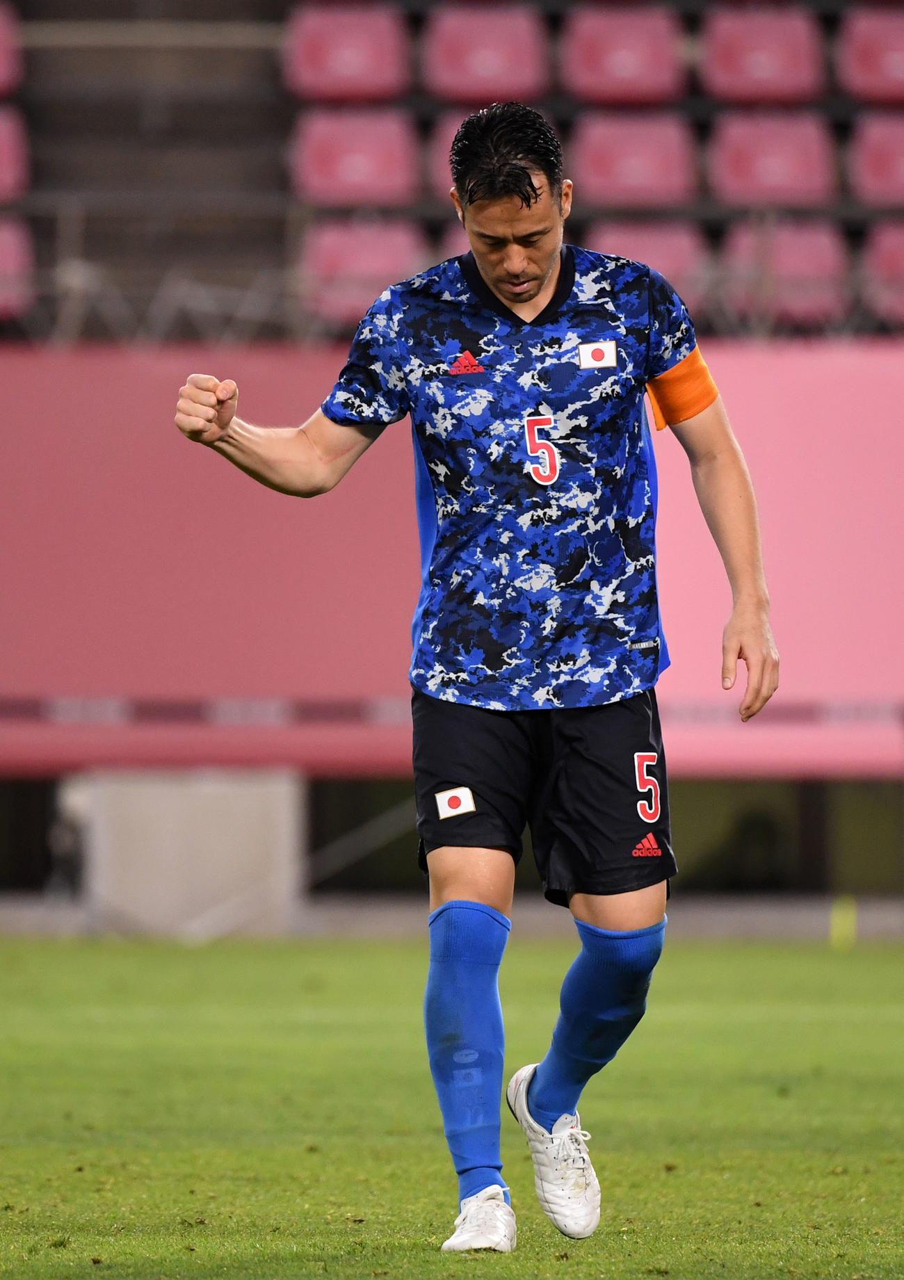 日本対ニュージーランド　PKを決めガッツポーズをする吉田（撮影・横山健太）