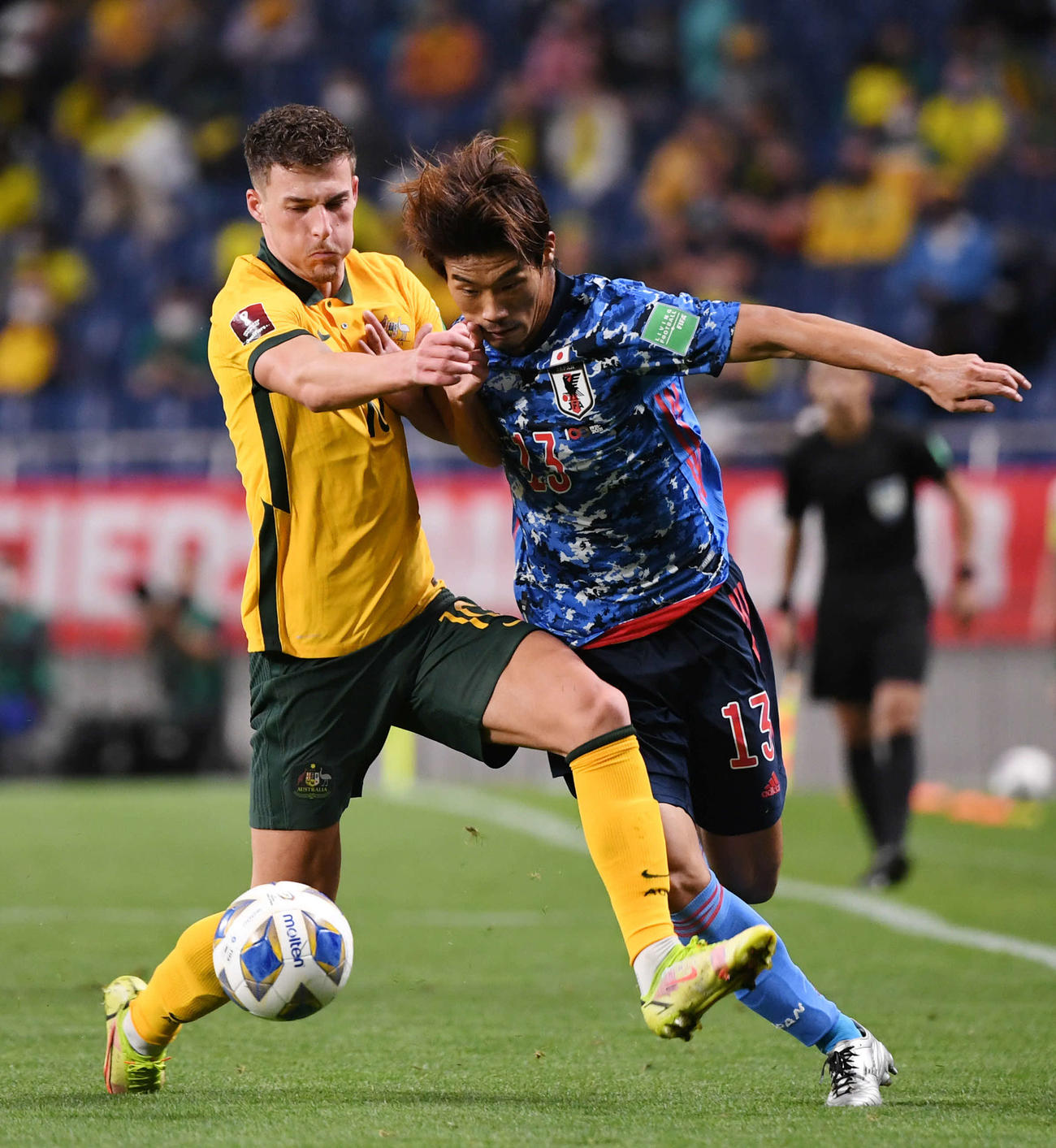 日本対オーストラリア　後半、フルスティッチ（左）と競り合う守田（2021年10月12日撮影）
