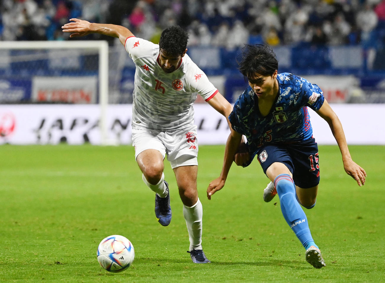 日本対チュニジア　後半、ドリブルで仕掛ける三笘（右）（撮影・横山健太）