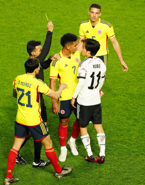 日本対コロンビア　後半、バロイエス（中央）からファウルを受け、にらみ合う久保（撮影・江口和貴）