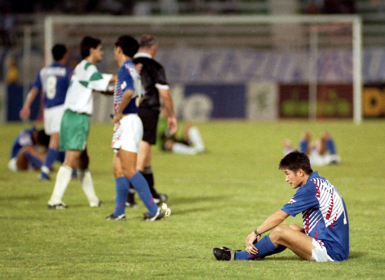 93年　イラクと引き分けに終わりW杯予選敗退、ピッチに座り込むカズ