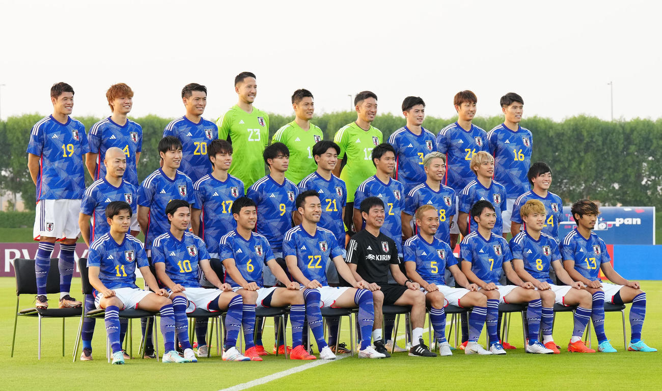 練習前、集合写真に納まるサッカー日本代表の選手たち（撮影・江口和貴）