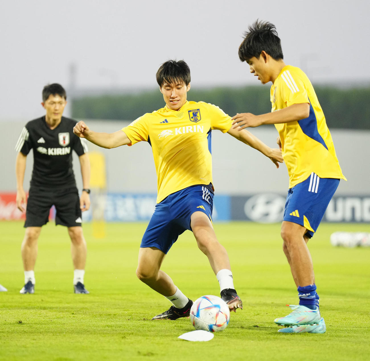 19日、パス回しをする鎌田。右は久保（撮影・江口和貴）