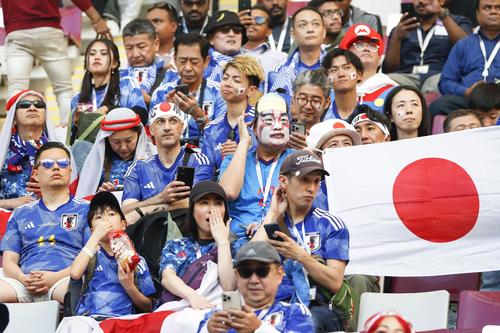 ドイツ戦を待つ日本サポーター（共同）