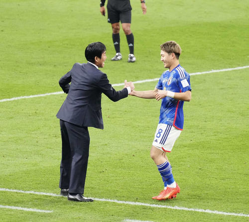 日本対ドイツ　後半、ゴールを決めた堂安（右）を迎える森保監督（撮影・江口和貴）