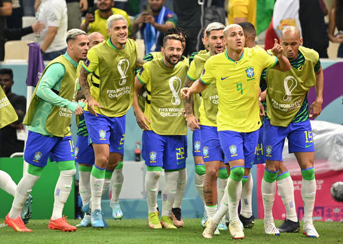 ブラジル対セルビア　後半、先制ゴールを決めダンスを踊るブラジル代表リシャルリソン（手前）（撮影・横山健太）
