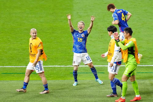日本対ドイツ　後半、ゴールを決め、ジャガーポーズを決める浅野（中央）（2022年11月23日撮影）