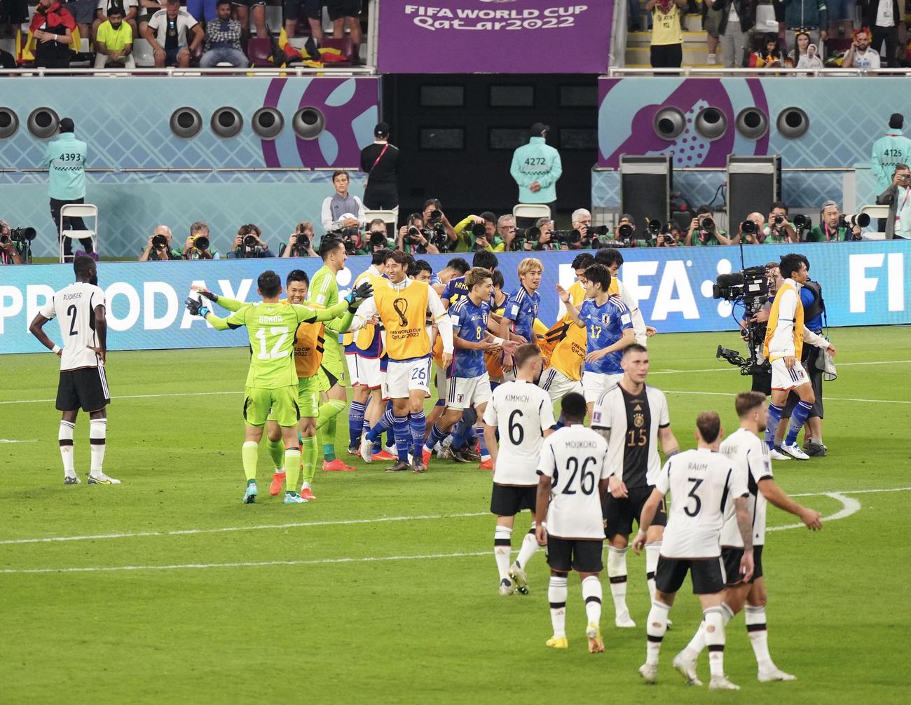 ドイツに勝利し、歓喜するサッカー日本代表の選手たち（2022年11月23日撮影）