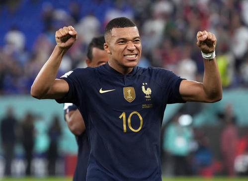 2022年11月26日、フランス対デンマーク　試合後、サポーターの声援にガッツポースで応えるフランスのエムバペ