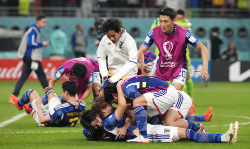 日本対スペイン　グループEを1位通過で決勝トーナメント進出を果たし歓喜する日本イレブン（撮影・パオロ　ヌッチ）