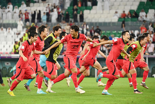 韓国対ポルトガル　グループ2位で決勝トーナメント進出を決め歓喜する韓国イレブン（撮影・横山健太）