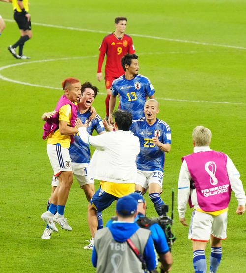 日本対スペイン　後半、VARのチェック後、ゴールが認められ、歓喜する田中（左から2人目）。左端は長友（2022年12月1日撮影）