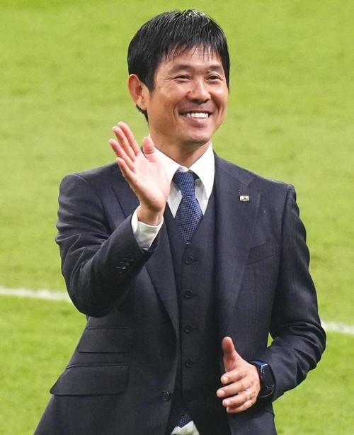 2022年12月1日、スペイン戦に勝利し客席に向けて手を振る森保一監督