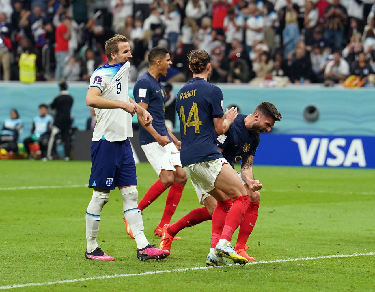 イングランド対フランス　PKを外し、ユニホームをかんで悔しがるイングランドのケーン（2022年12月10日撮影・パオロ　ヌッチ）