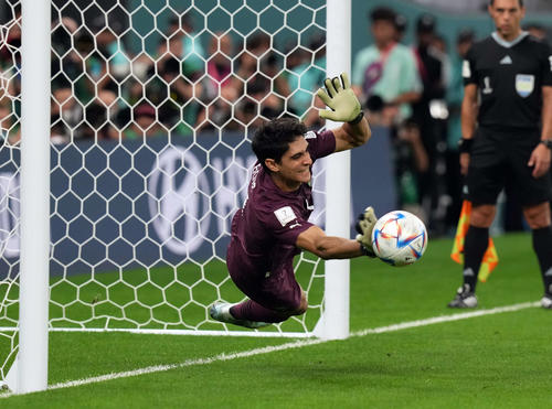 モロッコ対スペイン　PKを止めるモロッコGKブヌ（2022年12月6日撮影・パオロ・ヌッチ）