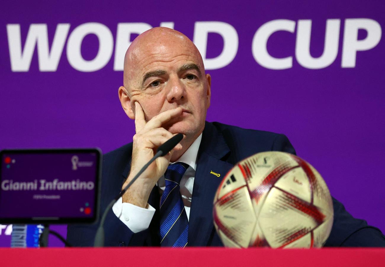 会見に臨むFIFAインファンティノ会長（ロイター）