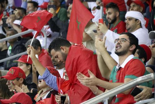 サッカーW杯カタール大会3位決定戦のクロアチア戦で、声援を送るモロッコサポーター＝17日、ドーハ（共同）
