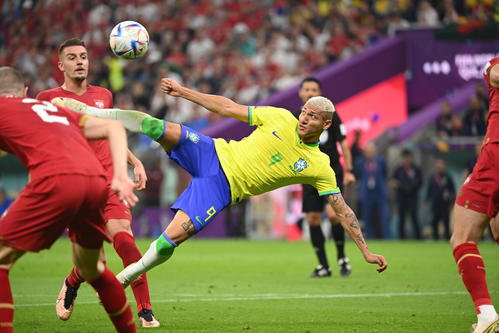 ブラジル対セルビア　後半、2点目のゴールを決めるブラジル代表リシャルリソン（手前）（撮影・横山健太）