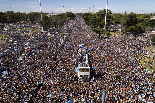 20日、バスに乗り凱旋（がいせん）パレードするアルゼンチン代表（AP）