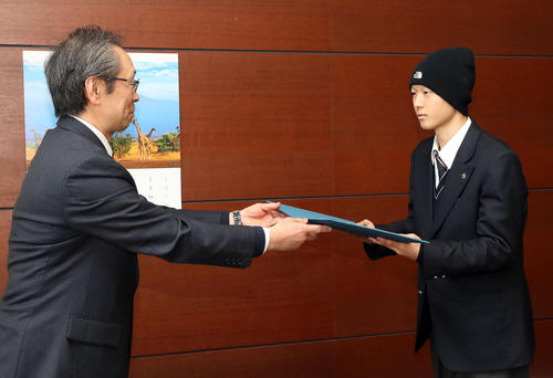 柴田（右）は押尾良仁校長から卒業証書を授与される（撮影・松本俊）