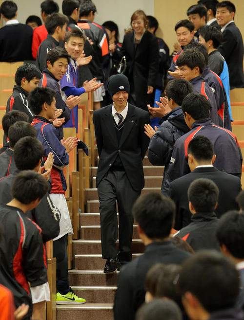 柴田君はサッカー部の同期や後輩たちのつくる花道を笑顔で歩く（撮影・松本俊）
