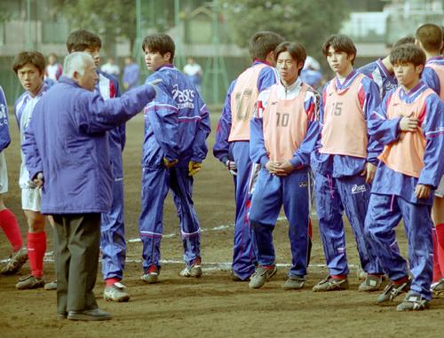 指示を出す帝京・古沼貞雄監督（手前左）。後方左端が加藤謙太郎（１９９８年１月）