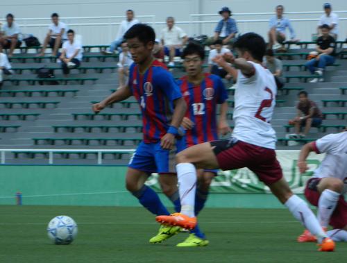 順大ＦＷ旗手は強引にシュートに向かう