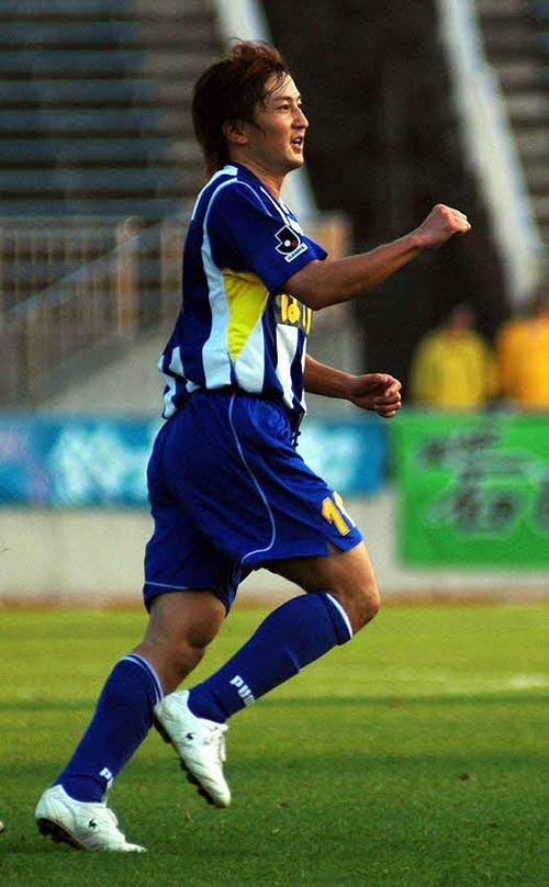 J2山形時代、湘南戦でゴールを決めガッツポーズ（2004年11月6日）