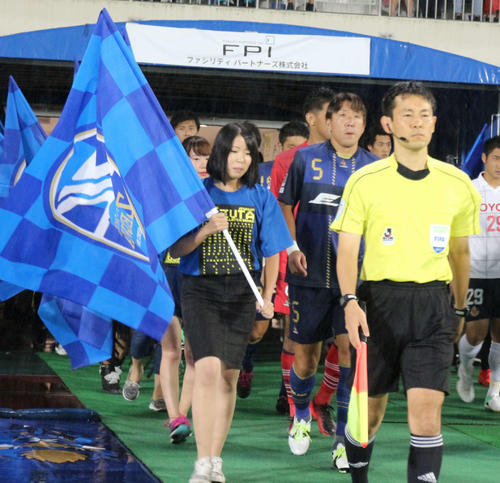 選手とともに入場するエスコート女子大生たち（2017年8月16日、J2町田－名古屋戦）