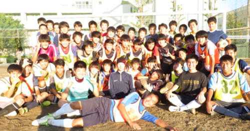 柴田晋太郎君（前列真ん中）は石神井高校サッカー部2年生と記念撮影に収まる