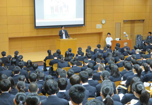 石神井高校2年生を前に話す