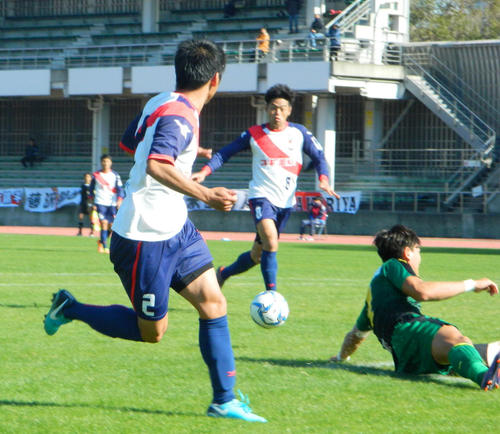 決定的なラストパスを送るFC刈谷DF長野祐太（左）