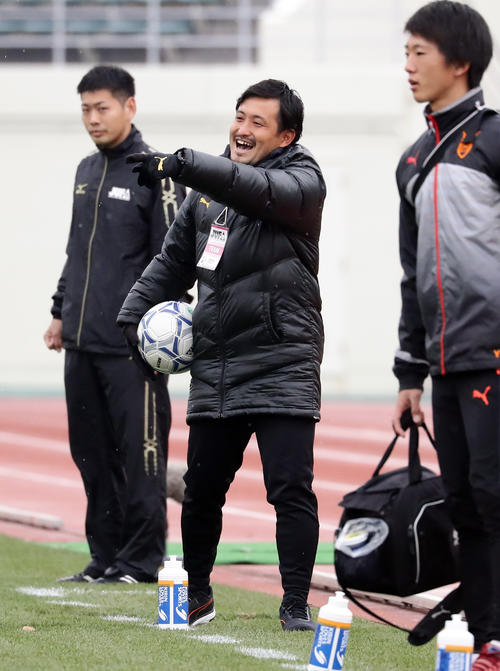 法大対駒大 試合中、笑顔で指示を出す法大の長山監督(中央)(撮影・浅見桂子)