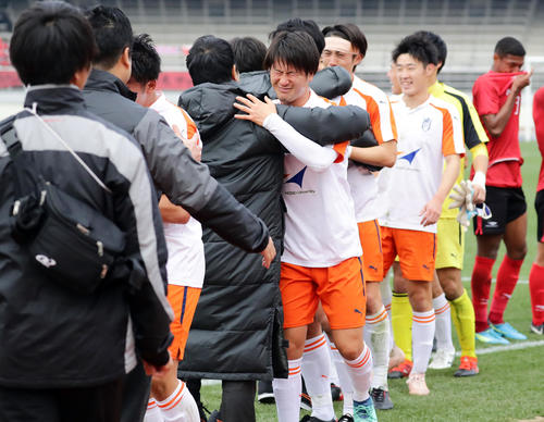 法大対駒大 42年ぶりの優勝で、涙で抱擁する法大の選手たち(撮影・浅見桂子)