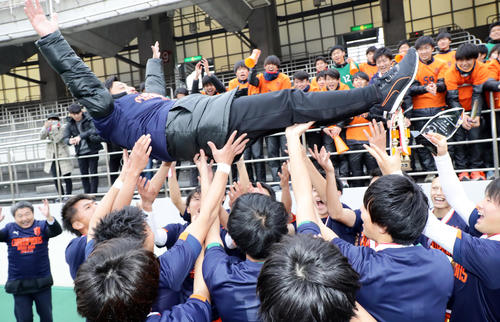 法大対駒大 42年ぶり3度目の優勝を決め、長山監督はイレブンに胴上げされる(撮影・浅見桂子)