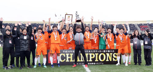 法大対駒大 42年ぶり3度目の優勝を決め、優勝杯を掲げ喜びを爆発させる法大イレブン(撮影・浅見桂子)