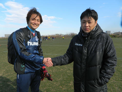 FIFTY　CLUB永井雄一郎選手（左）とイトゥアーノFC横浜の山田暢久監督