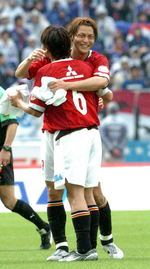 横浜対浦和　試合終了後、決勝点を決めた永井雄一郎（奥）が山田暢久と抱き合う（2005年5月15日