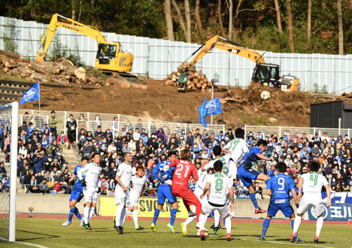 町田対東京V　前半、改装中のスタンド席を背に懸命にゴールを狙う町田イレブン（撮影・横山健太）