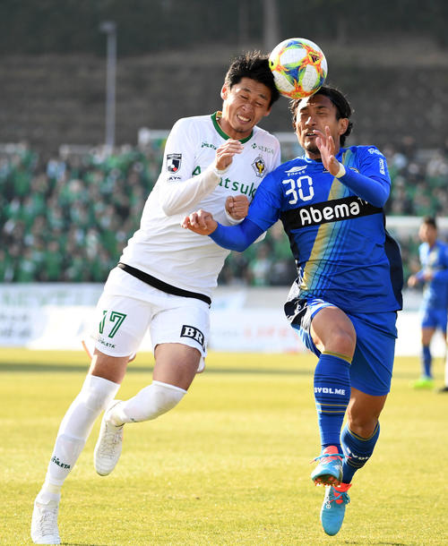 町田対東京V　後半、競り合う東京V・DF李（左）と町田FW中島（撮影・横山健太）