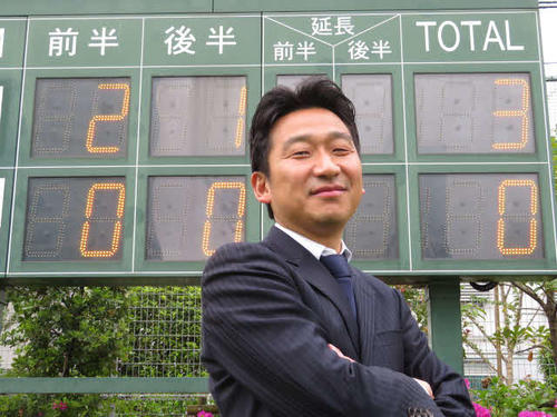 関東リーグでブリオベッカ浦安に3－0と快勝し、笑顔の福田監督（4月29日、東京・小石川運動場）
