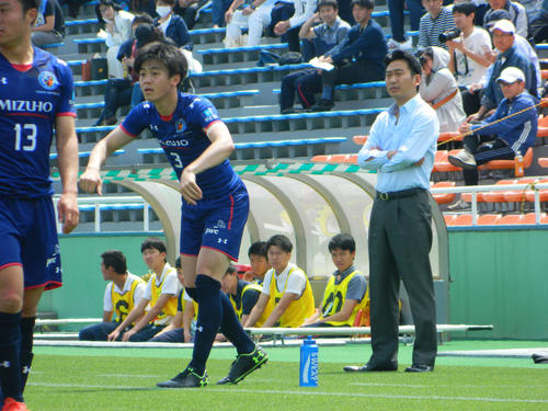 4月21日、天皇杯東京都予選準決勝の早大戦で戦況を見つめる福田雅監督（右）