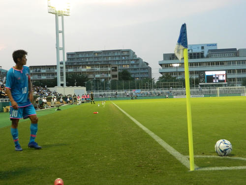 コーナーキッカーを務める鳥栖U－18の本田