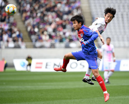 FC東京対鳥栖　競り合う東京MF久保建英（左）と鳥栖MF松岡大起（3月10日）