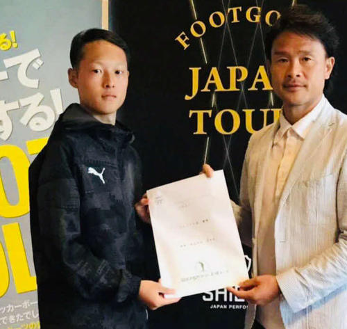 北海道オープンで総合10位、ジュニア部門優勝に輝き、賞状を受け取る柴田晋太朗さん（左）