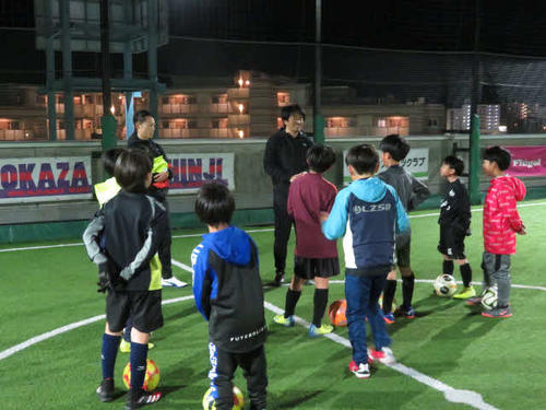 サッカースクールで指導する森さん(中央)と柴田さん