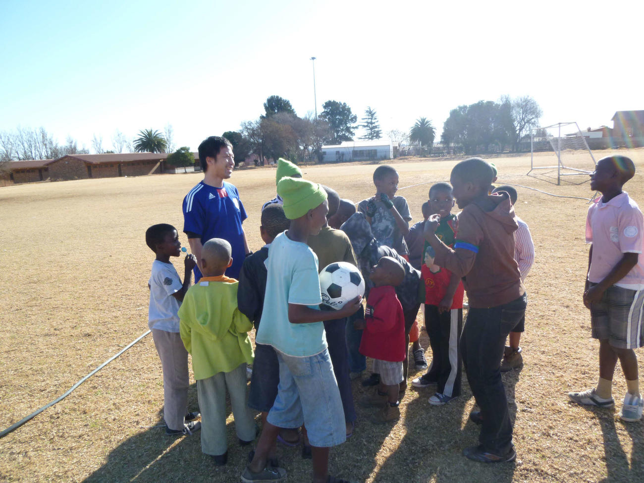 南アフリカのソウェトで子どもたちとサッカーを通じて触れ合った
