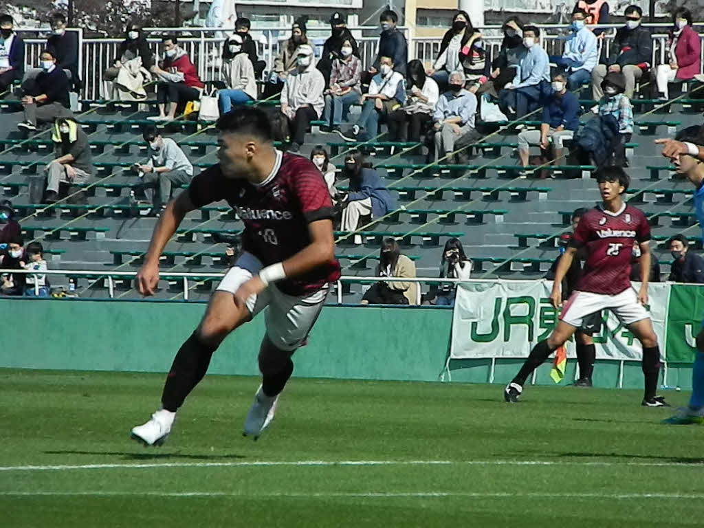 躍動感あふれる動きの早大FW加藤