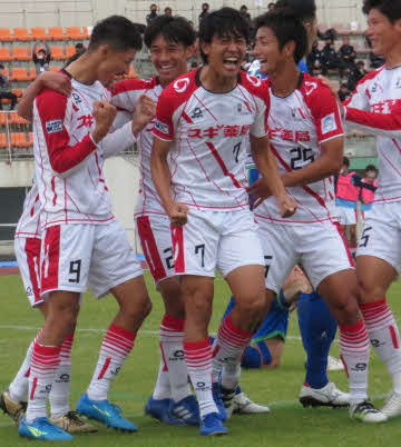 2点目のゴールに喜ぶFC刈谷のFW中野（中央）ら選手たち