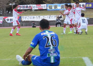 試合終了のホイッスルに喜ぶFC刈谷の選手たち。手前は北海道十勝スカイアースDF成田